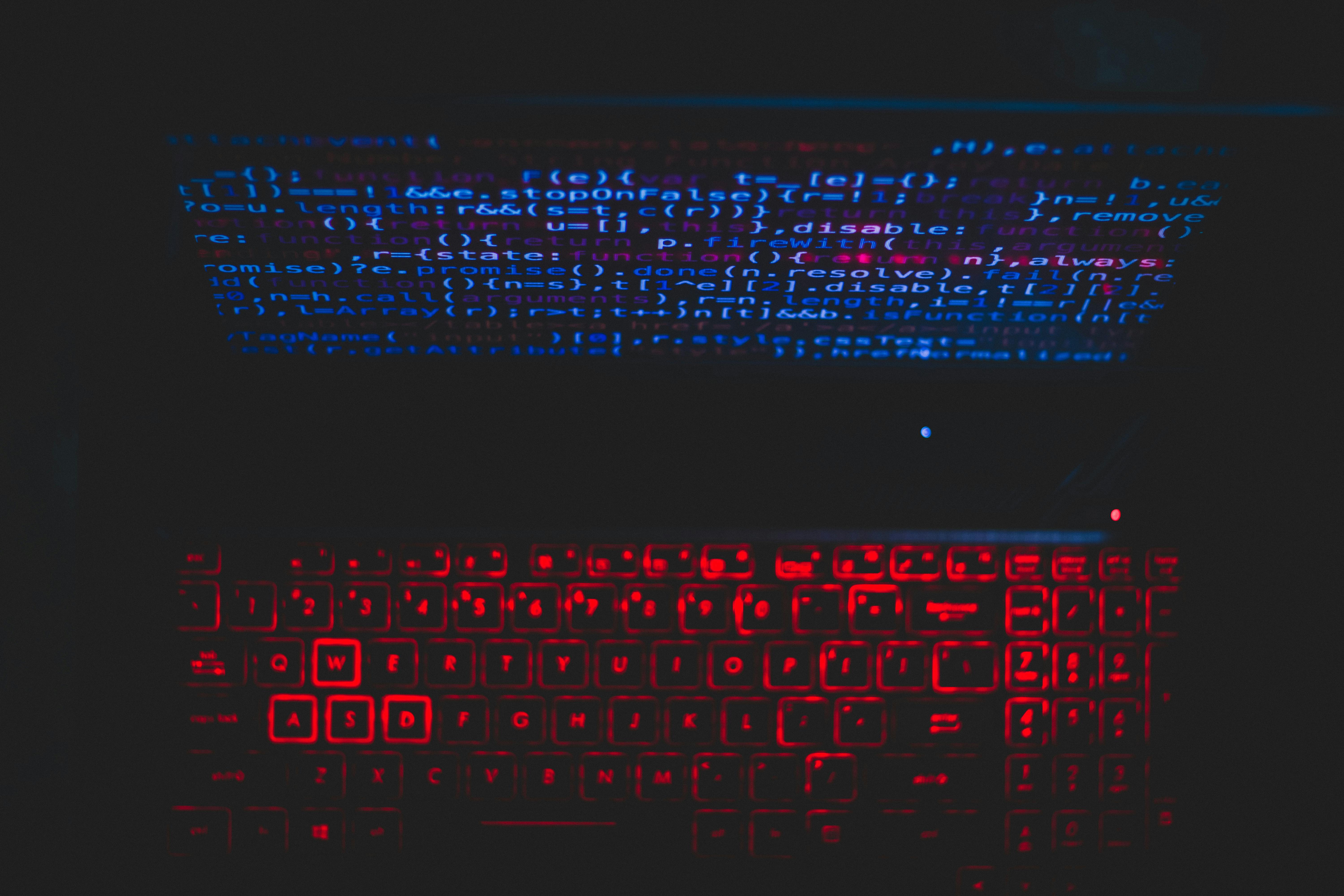 Clavier d’ordinateur avec code informatique en arrière-plan, illustrant les erreurs techniques et stratégiques qui limitent la visibilité dans les moteurs d’intelligence artificielle (GEO).